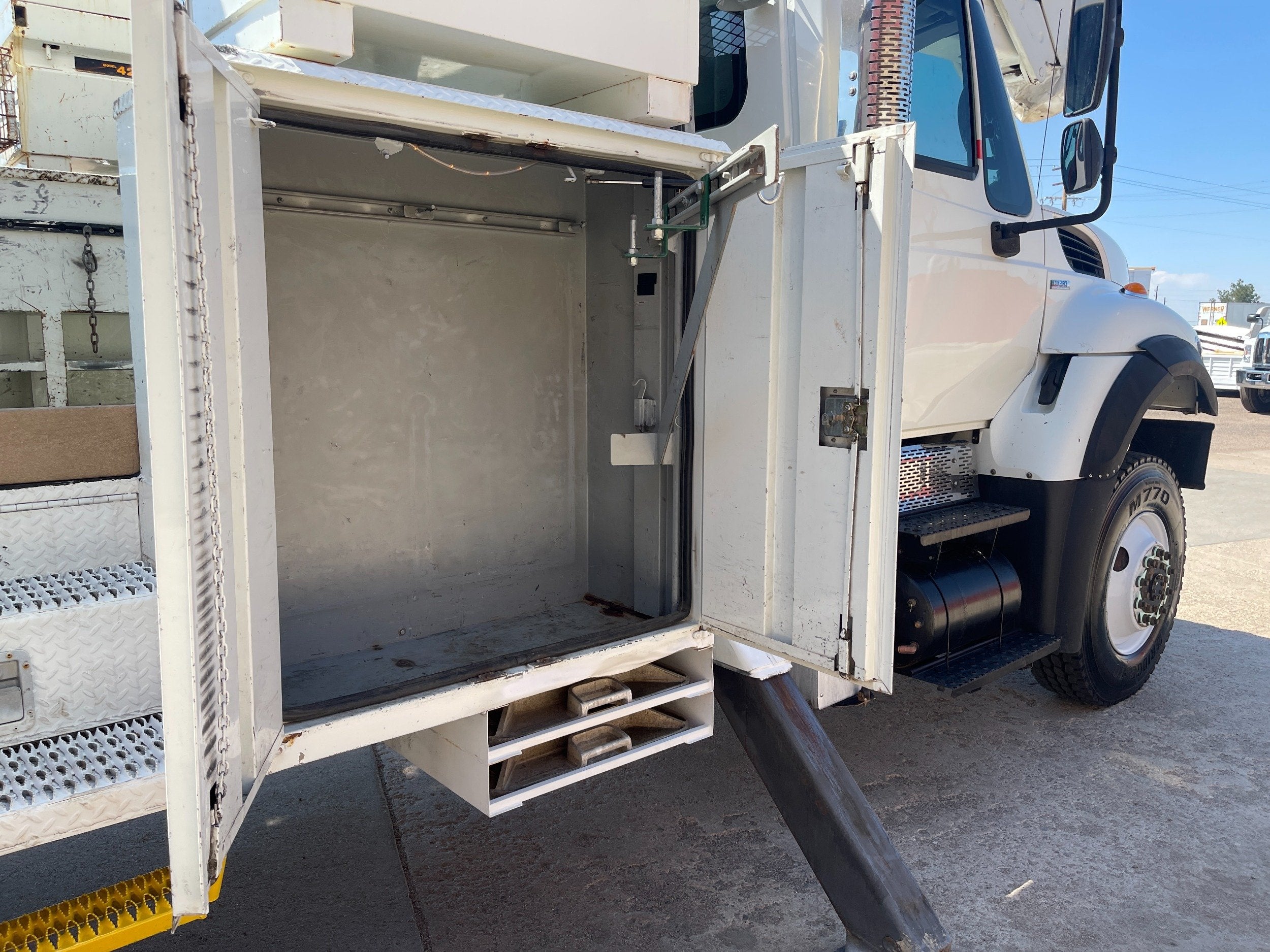 洋書 INTERNATIONAL TRUCKS LH9493.JPG
