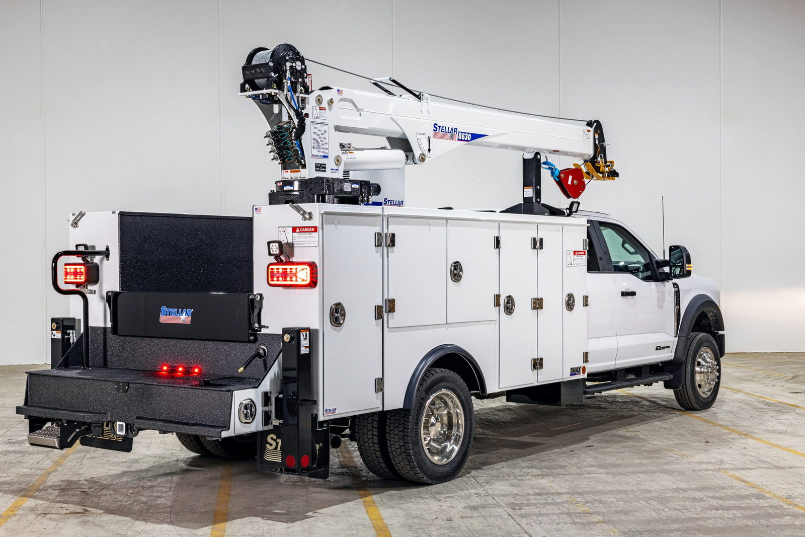 White Ford F-550 with a Stellar TMAX 1 mechanic body and 8630 crane